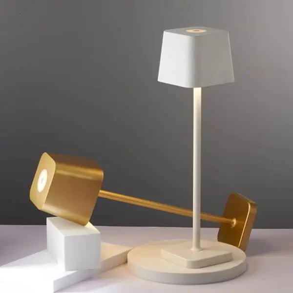Rechargeable cordless lamp bar